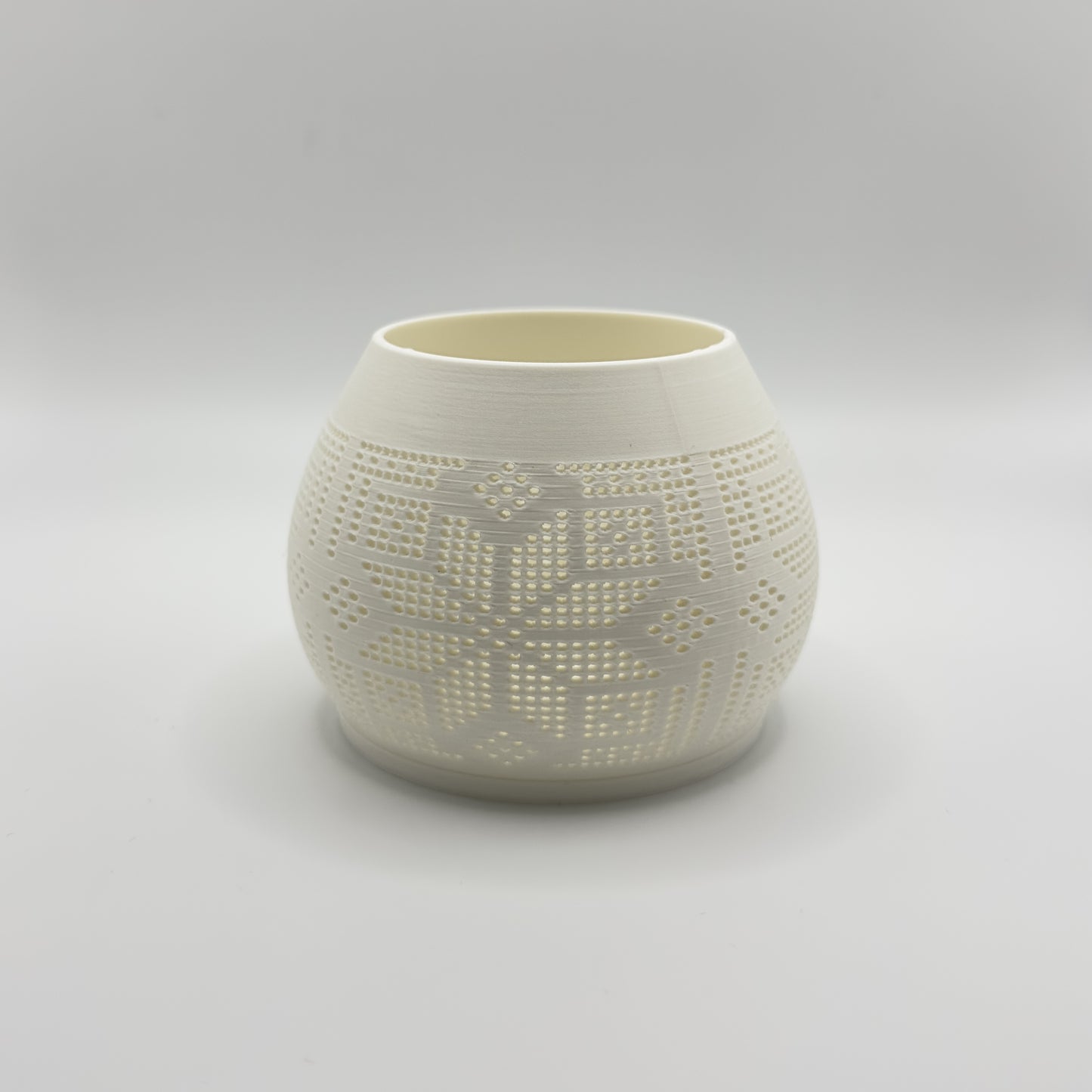 Свічник з візерунком української вишивки ✨🕯️