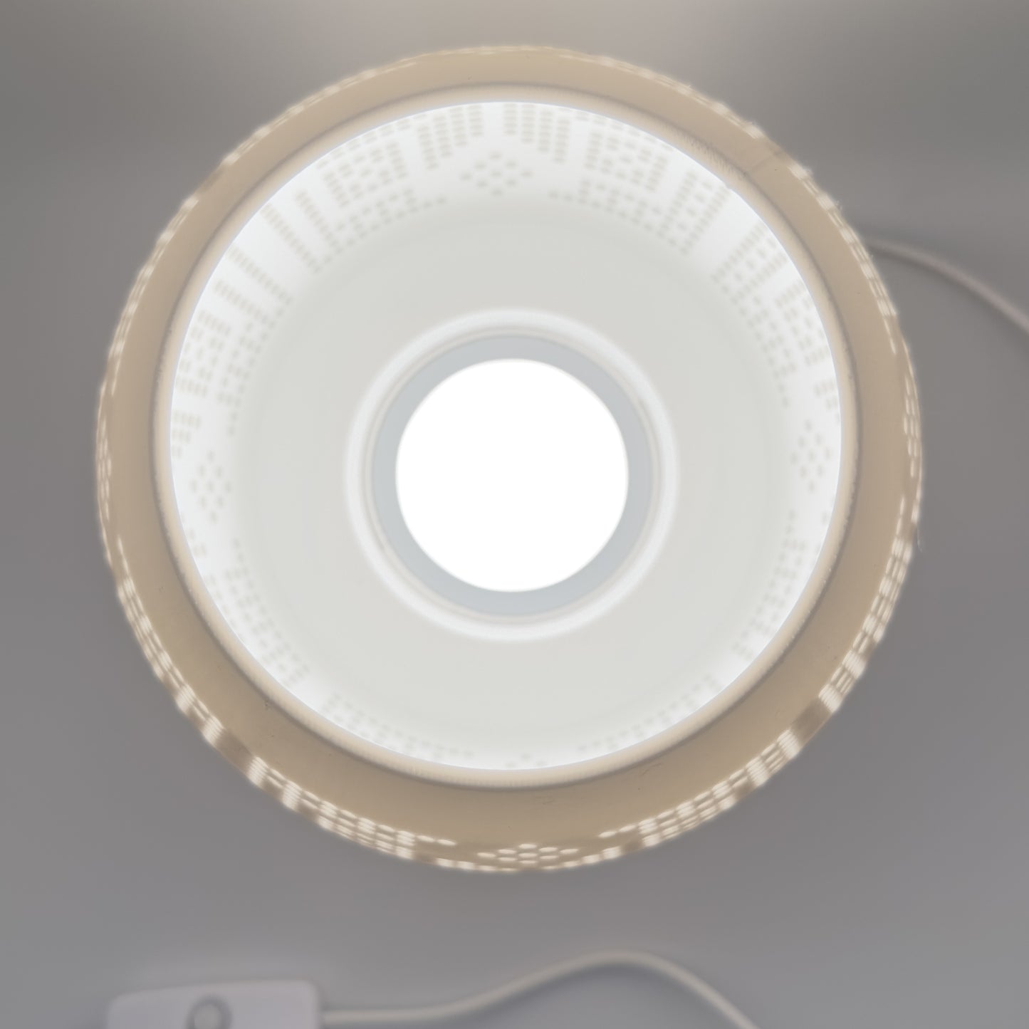 LED-лампа з українським етнічним орнаментом